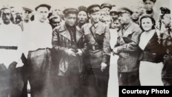 Асанакун Рысмендеев (третий слева) и Иван Панфилов (третий справа).