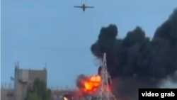 За словами голови російського регіону, завод зупинив роботу після удару (на стоп-кадрі з відео видно пожежу, спричинену ударом дронів на заводі ВНИИР-ПРОГРЕСС)