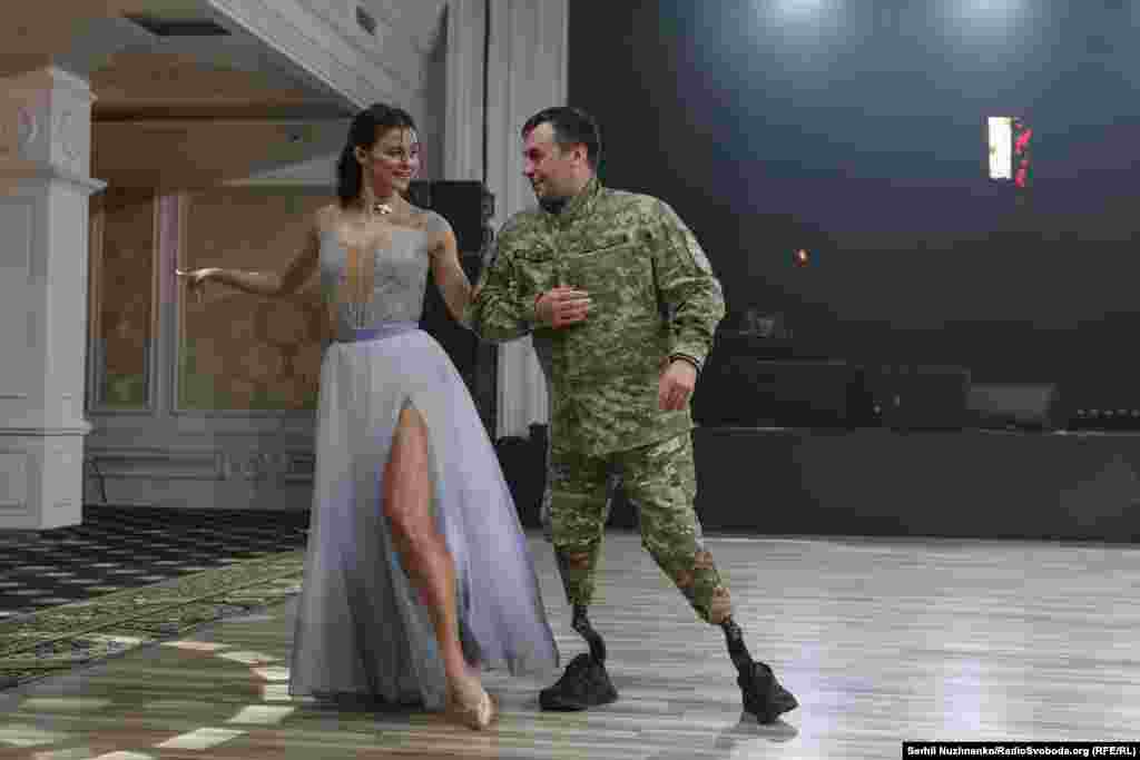 Артем і Поліна танцюють шоу-номер.«З одного боку, дуже просто, а з іншого – у силу фізичних можливостей дуже складно. Потрібно мріяти, ставити цілі і йти вперед, і власним прикладом доводити, що немає нічого неможливого», – говорить військовий