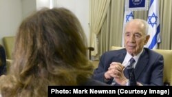 شیمون پرز در مصاحبه با فرنوش رام. عکاس: مارک نیومن
عکس: دفتر مطبوعاتی