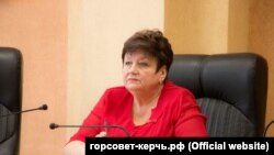 Председатель горсовета Керчи Ольга Солодилова на встрече с пенсионерами, торгующими на блошином рынке, 14 апреля 2021 года