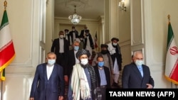 محمد جواد ظریف، وزیر امور خارجه ایران (سمت راست) در ملاقات با ملا عبدالغنی برادر، نماینده طالبان (وسط تصویر)، در تهران. ۳۱ ژانویه پارسال. طالبان زمانی از دشمنان ایران بود و به نظر نمی‌آید تهران از قدرت گرفتن این گروه در آن سوی مرز خرسند باشد.