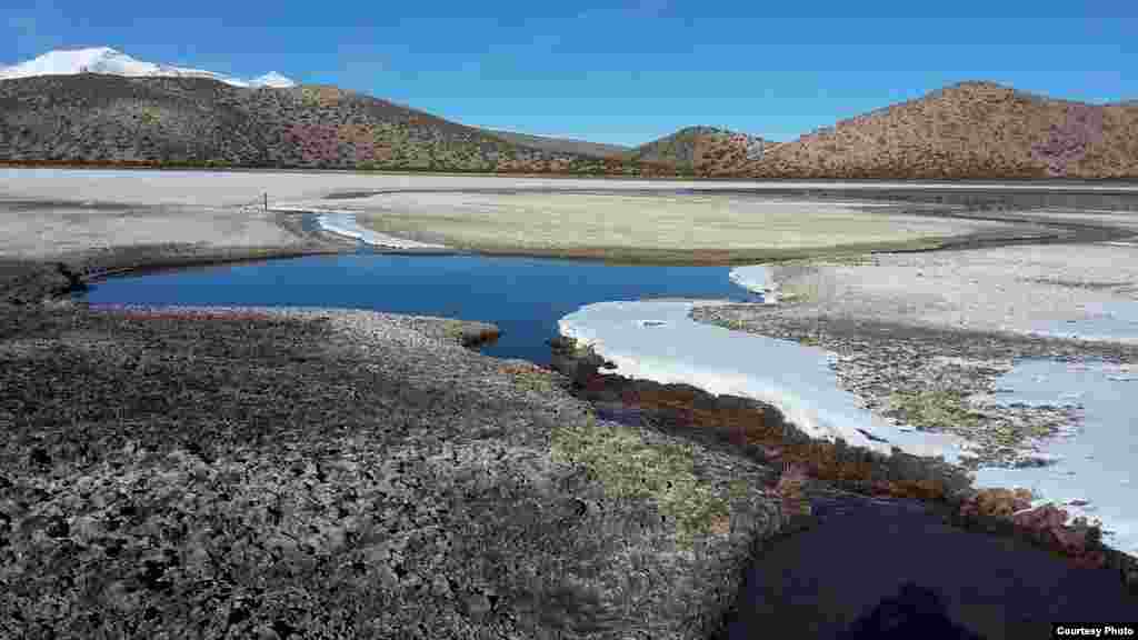 مهری جعفری: &laquo;فضای جادویی اطراف دریاچه &laquo;چانگارا&raquo; رد پای انسان را در جای جای خود داشت، اما من حضور هیچ انسانی را در طول سه روز ندیدم. هیچ اثری عینی از هیچ آدمیزادی نبود. گویا انسان&zwnj;ها با توافقی صلح&zwnj;آمیز آن جهان را به دیگر ساکنان کوه و دریاچه سپرده و رفته بودند.&raquo;