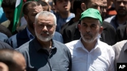 یحیی سنوار (راست) در کنار اسماعیل هنیه