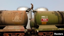 به گفته رویترز ژاپن و کره جنوبی-از خریداران اصلی نفت ایران‌-به دلیل تعمیر پالایشگاه‌های نفتی‌شان واردات نفت ایران را کاهش داده‌اند