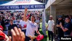 چارلی کرک در دانشکاه یوتا ولی، کمی پیش از آن که هدف گلوله قرار بگیرد