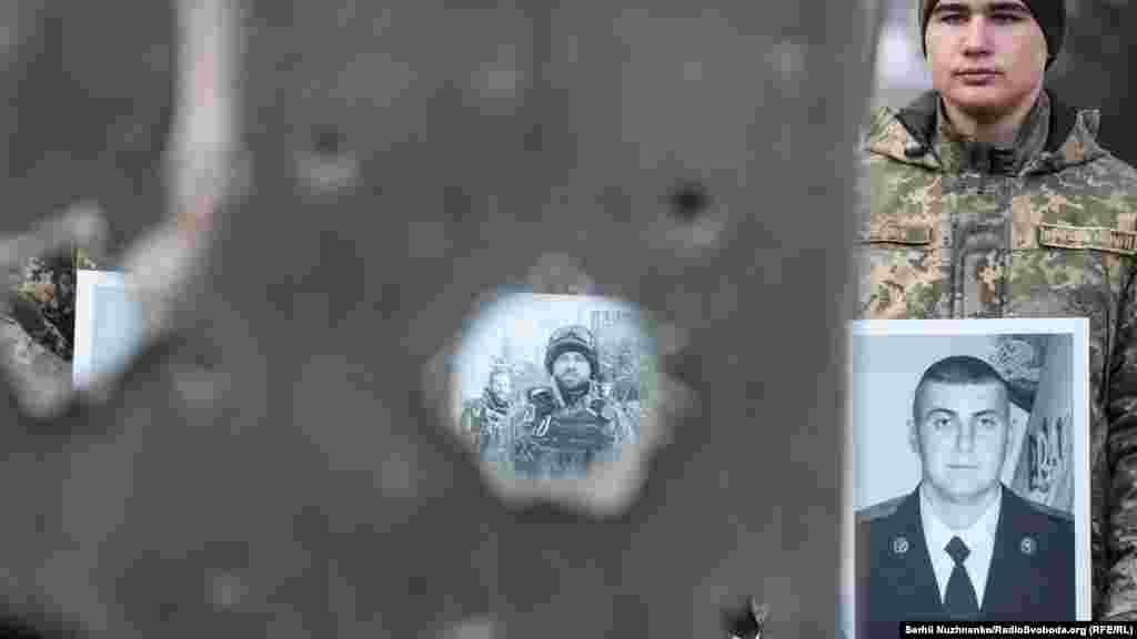 Кадети тримають портрети загиблих оборонців України