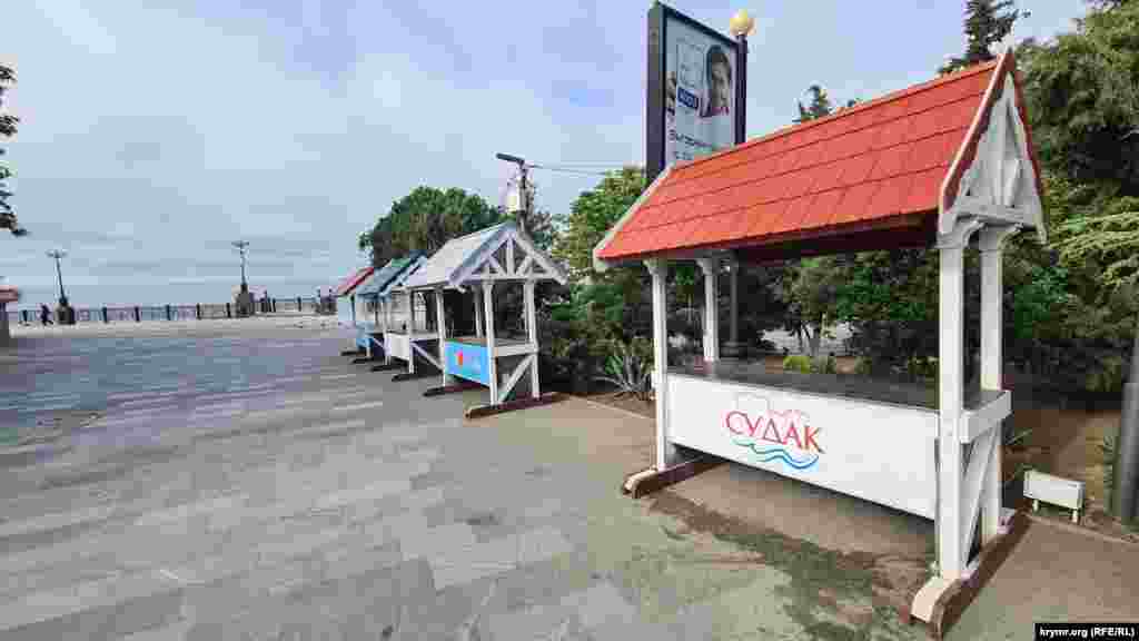 Yalı kenarındaki meydanda ticaret noqtaları qoyuldı, şimdilik boş tura, Sudaq, Qırım