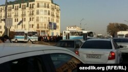 Колонна автобусов со студентами СанГУ отправляется на хлопок, 22 октября 2017 года.