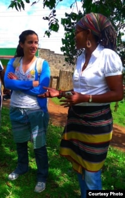 Тереза Перес (солдо) жергиликтүү тургун менен, сүрөт: World Rainforest Movement