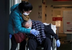 Бельгийский врач Антуан Сассин, выздоровевший после COVID-19, проведя 6 недель в реанимации, в том числе около месяца без сознания, встретился со своей женой Александрой - впервые после выписки