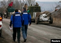 Члени моніторингової місії ОБСЄ біля українських військовослужбовців. Село Парасковіївка, поблизу Артемівська, 26 лютого 2015 року