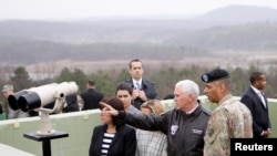 АКШнын вице-президенти Майк Пенс Түндүк жана Түштүк Кореяны бөлгөн демилитаризациялык зонага барган учур. 17-апрель, 2017 -жыл.