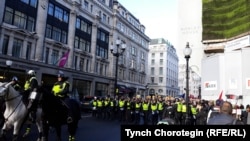 Лондондогу атчан жана жөө полициячылар. 09.12.2018.