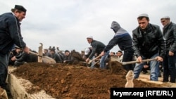 Edem Asanovnıñ Saqtaki qabristanında cenazesi