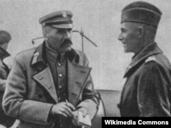 Пілсудський (ліворуч), Польща, серпень 1920 року