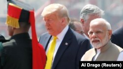 نارندرا مودی (راست) نخست‌وزیر هند در کنار دونالد ترامپ، رئیس‌جمهور آمریکا
