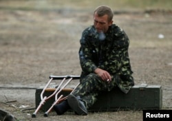 Український військовий курить у військово-польовому госпіталі у Сватовому, вересень 2014 року
