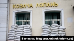 Голова МВА зазначив, що у зв’язку з критичною безпековою ситуацією, пов’язаною з активністю російських сил у небі над селищем, зараз «опрацьовуються усі можливі варіанти евакуації» двох поранених внаслідок інциденту