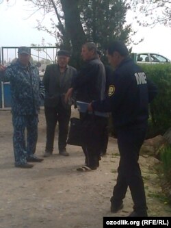 Сотрудники Бюро принудительного исполнения решили наказать Исраила Ризаева штрафом за отказ правозащитника красить стены дома в желтый цвет.