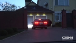 Зрештою авто попрямувало за місто – в напрямку елітного поселення Конча-Заспа, де заїхало у двір одного з будинків
