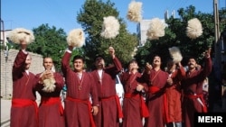 Arhiw suraty. Eýranyň Gülistan welaýatynda ýaşaýan etniki türkmenler milli lybaslarda surata düşýär.