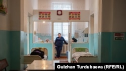 Мындагы бейтаптардын саны күзүндѳ жана жазында көбөйөт. Акыл оорусунун көбөйүшүнө ишсиздик, коомдук абал тынч эмес учурлар себеп болот. Адистер айрыкча козголоңдуу учурда, революция болгондо психикалык оорулардын жеңил түрлөрү арбып кетээрин айтышат.