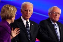از راست: سناتور برنی سندرز، جو بایدن، و سناتور الیزابت وارن