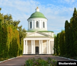 Всіхсвятська церква або Храм Всіх святих у Ніжині– побудований у 1782 році, на місці дерев’яного грецького храму що існував на цьому місці з 1696 року. Замовник і організатор будівництва «Ніжинське грецьке братство» за сприяння Івана Мазепи. Нині Всіхсвятський храм – другий кафедральний собор Чернігівської єпархії, УПЦ КП