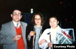 Немис этнографы Гундула Салк (ортодо) КЭРдеги кыргыз илимпозу Мамбеттурду Мамбетакун жана анын жубайы Гүлсайра Йасын менен. Үрүмчү ш. 1996.