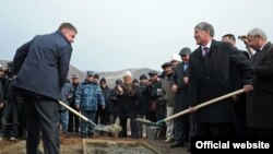 Закладка капсулы на месте строительства ГЭС в Нарыне российской компанией. 27 октября 2012 года.