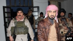 Уруу аскерлеринин башчысы Мухаммед Хамис Абу Риша(ортодо). Рамади шаары, 10-январь 2014.