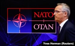 Генсек НАТО Єнс Столтенберг залишається на чолі Альянсу ще на рік. На його час випали одні з найбільших випробувань для НАТО після Холодної війни: анексія Криму Росією, конфлікт на Донбасі і зараз широкомасштабна неспровокована агресія Росії проти України.