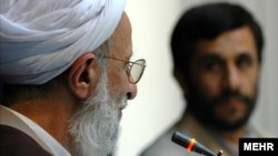 محمود احمدی‌نژاد در کنار محمدتقی مصباح یزدی