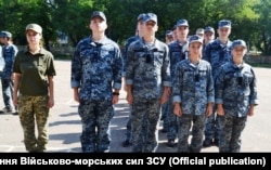 Старший лейтенант Ольга Джемалядінова (ліворуч)