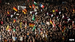 Германиядагы мусулмандарга каршы митингдердин бири. Дрезден, 12-январь, 2015-жыл.