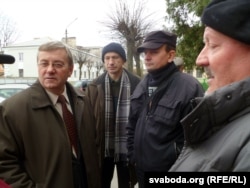 Віктар Сырыца з паплечнікамі перад пачаткам суду