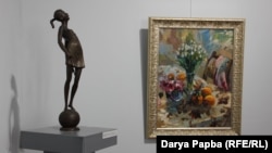 Скульптура В.Джения «Воздушный поцелуй» и картина С.Торосян «Первые букеты весны»