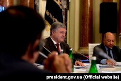 Президент України Петро Порошенко та голова Європейського банку реконструкції та розвитку (ЄБРР) Сума Чакрабарті (справа) під час засідання Національної інвестиційної ради, Київ, 25 травня 2018 року
