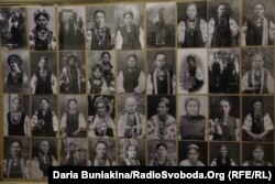 Фотографії українських жінок різних епох у старовинних прикрасах