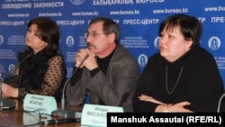 Адвокат Айман Омарова (солдо), Евгений Жовтис (ортодо), адвокат Инара Масанова (оңдо). Алматы шаары, 29-январь, 2020-жыл.