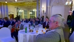 Для безхатьків це чи не єдина можливість приміряти класичний костюм, поїсти ресторанної їжі і побувати у палаці