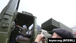 Аскердик техника жүктөлгөн машине. Крым. 2015