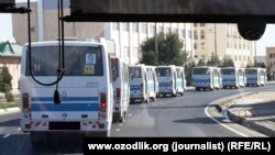 Самарканддык студенттерди пахта терүүгө алып бара жатат.14-сентябрь, 2015-жыл