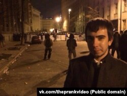 Пранкер Vovan222 під час мітингів у Києві недалеко від будівлі адміністрації президента України (фото групи вконтакті vk.com/theprankvideo)