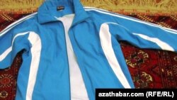 Satyn almaga mejbur edilýän açyk gök reňkdäki sport egin-eşiginiň bahasy 80 manada durýar.