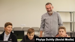 Пилип Духлій із учнями у студіі Brobots. Дніпро, 3 березня 2018 року