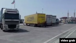 Таджикские фуры на границе с Туркменистаном