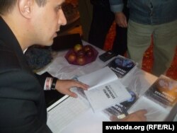 Севярынец на прэзэнтацыі сваёй папярэдняй кнігі, «Беларуская глыбіня». Берасьце, 2014 год