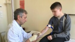 Сын Тацяны Якубец Дзьмітро на працэдуры тыпаваньня